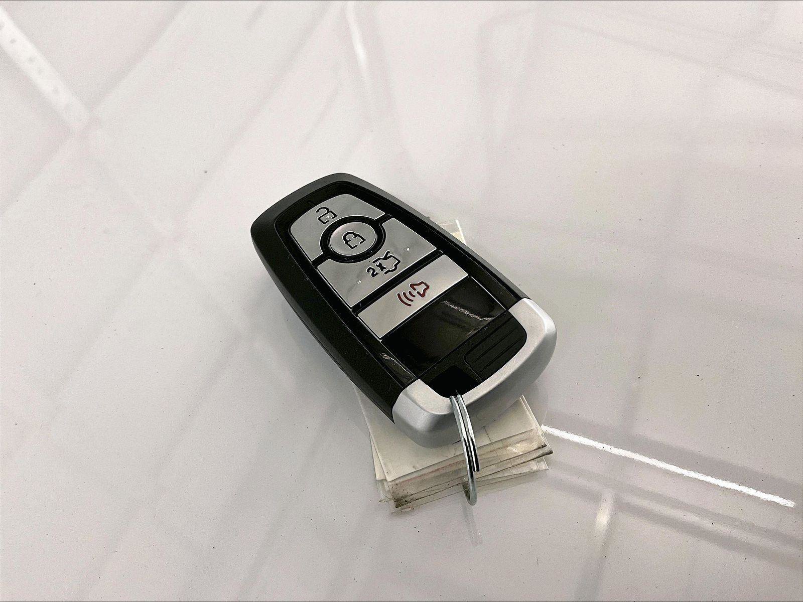 Used 2018 Ford Fusion SE w/ Fusion SE Technology Package image 9