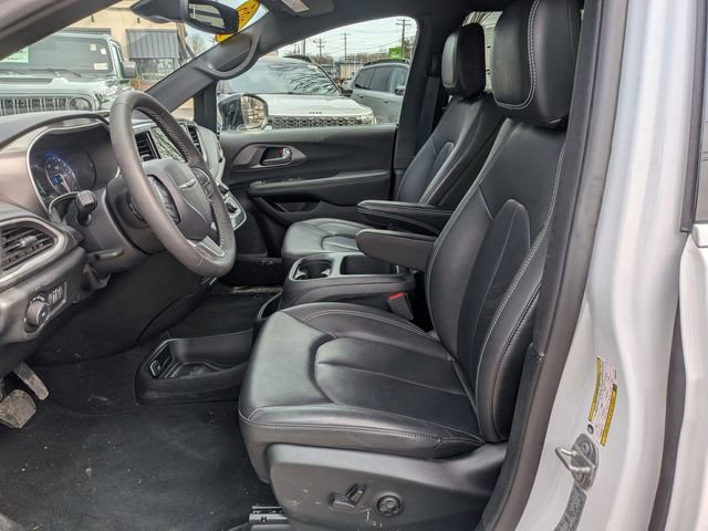 Certified 2025 Chrysler Pacifica Select image 9