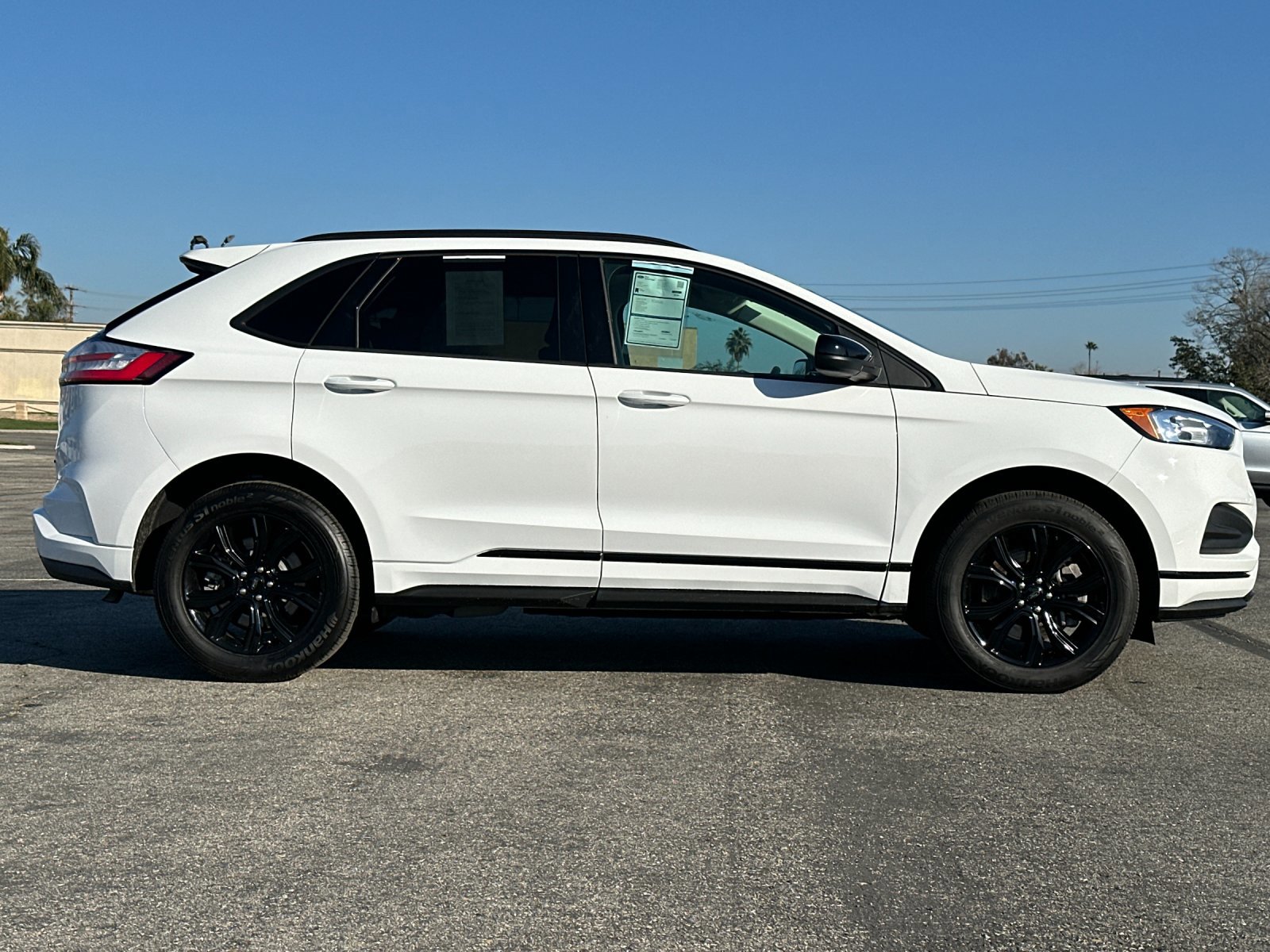 Certified 2024 Ford Edge SE w/ Black Appearance Package image 3