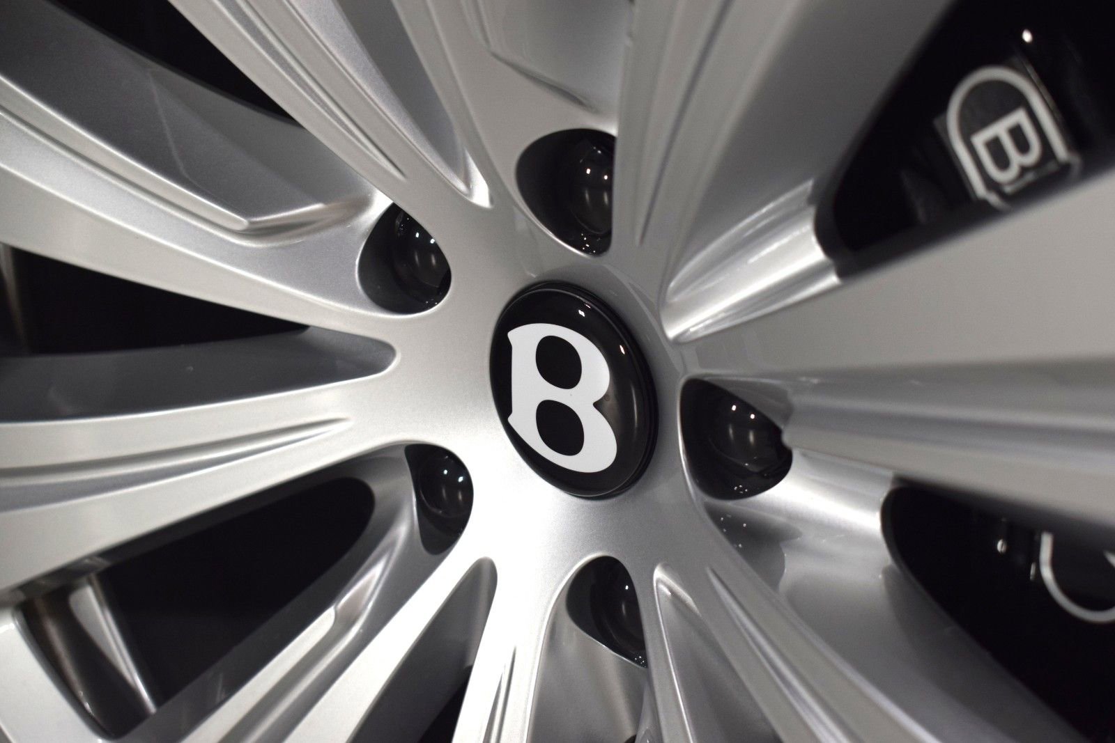 New 2026 Bentley Bentayga AWD/4WD image 19