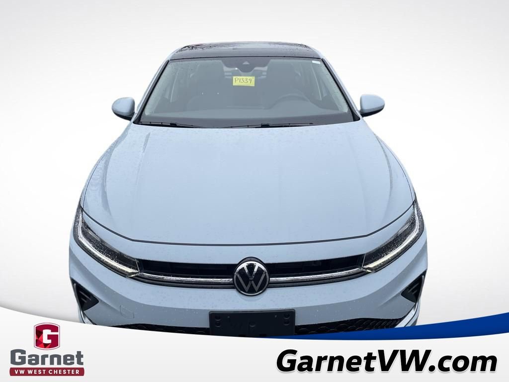 Certified 2025 Volkswagen Jetta SE w/ Sunroof Package image 9