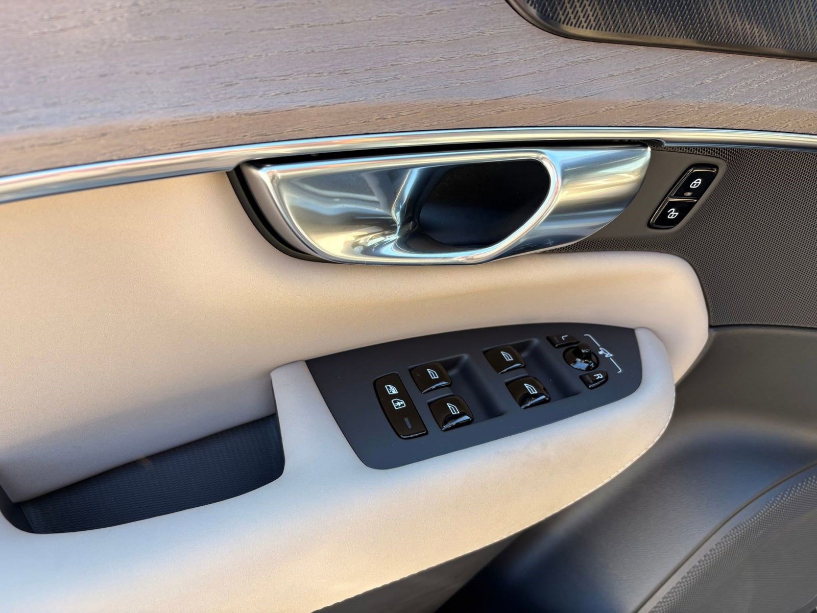 New 2026 Volvo XC90 B6 Plus w/ Protection Package Premier image 12