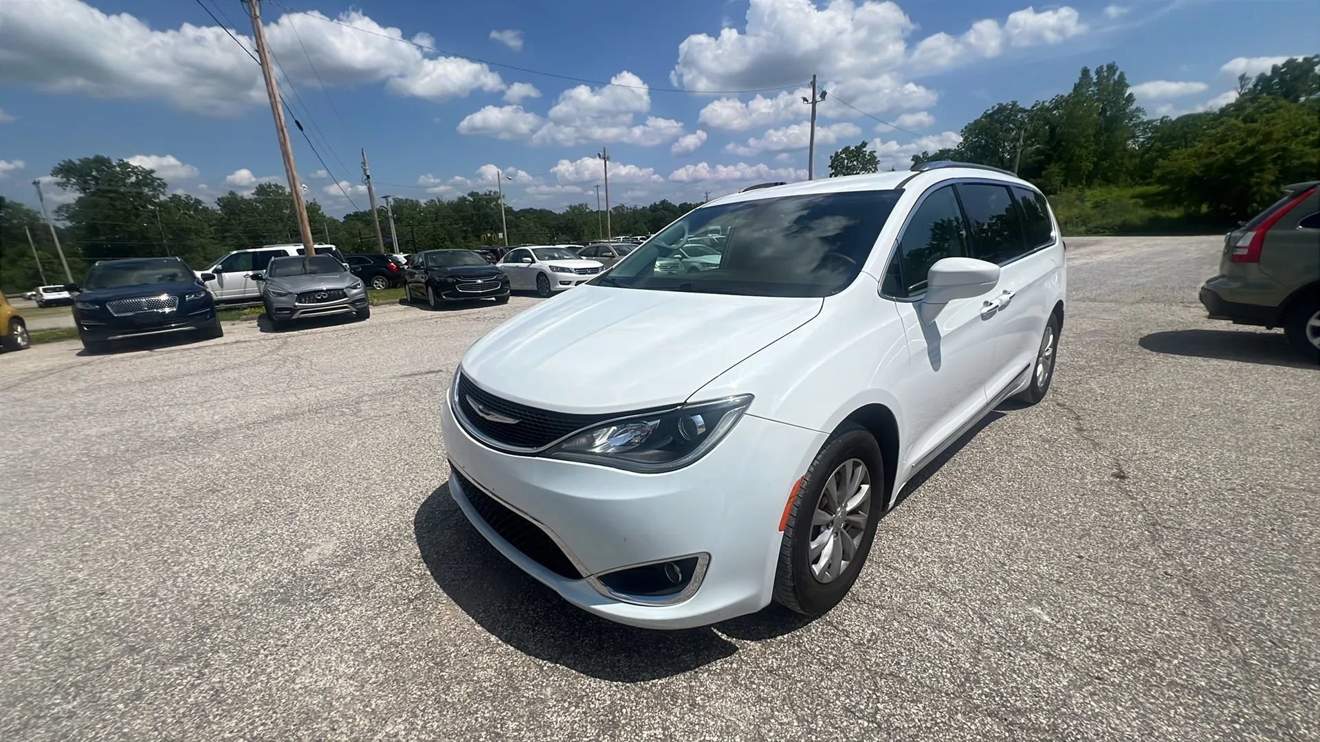 Used 2018 Chrysler Pacifica Touring-L Plus FWD image 2