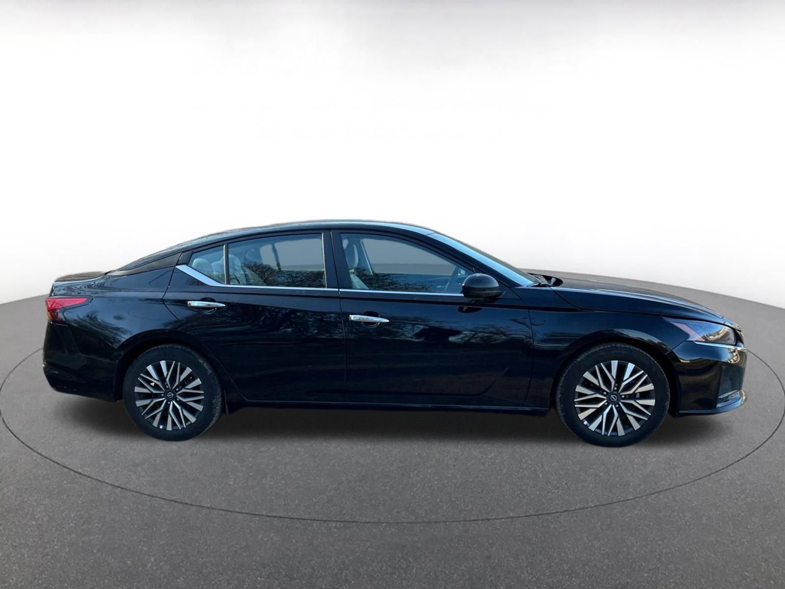 Used 2025 Nissan Altima 2.5 SV image 16