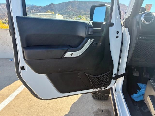 Used 2014 Jeep Wrangler Unlimited Rubicon w/ Connectivity Group AWD/4WD image 10