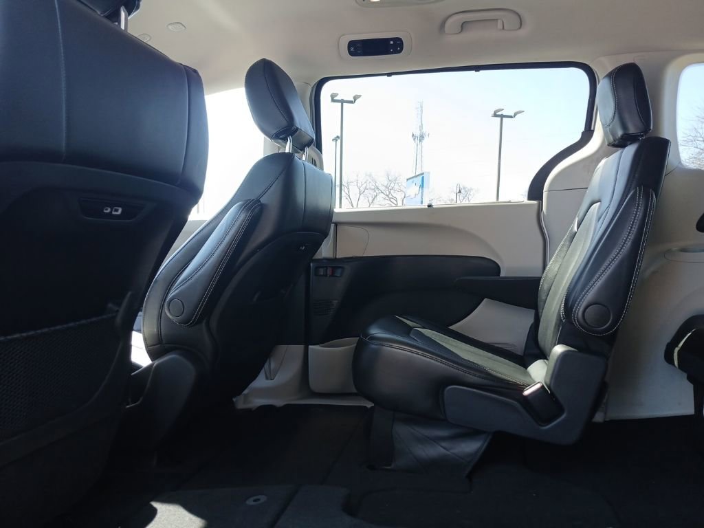 Used 2024 Chrysler Pacifica Touring-L image 27