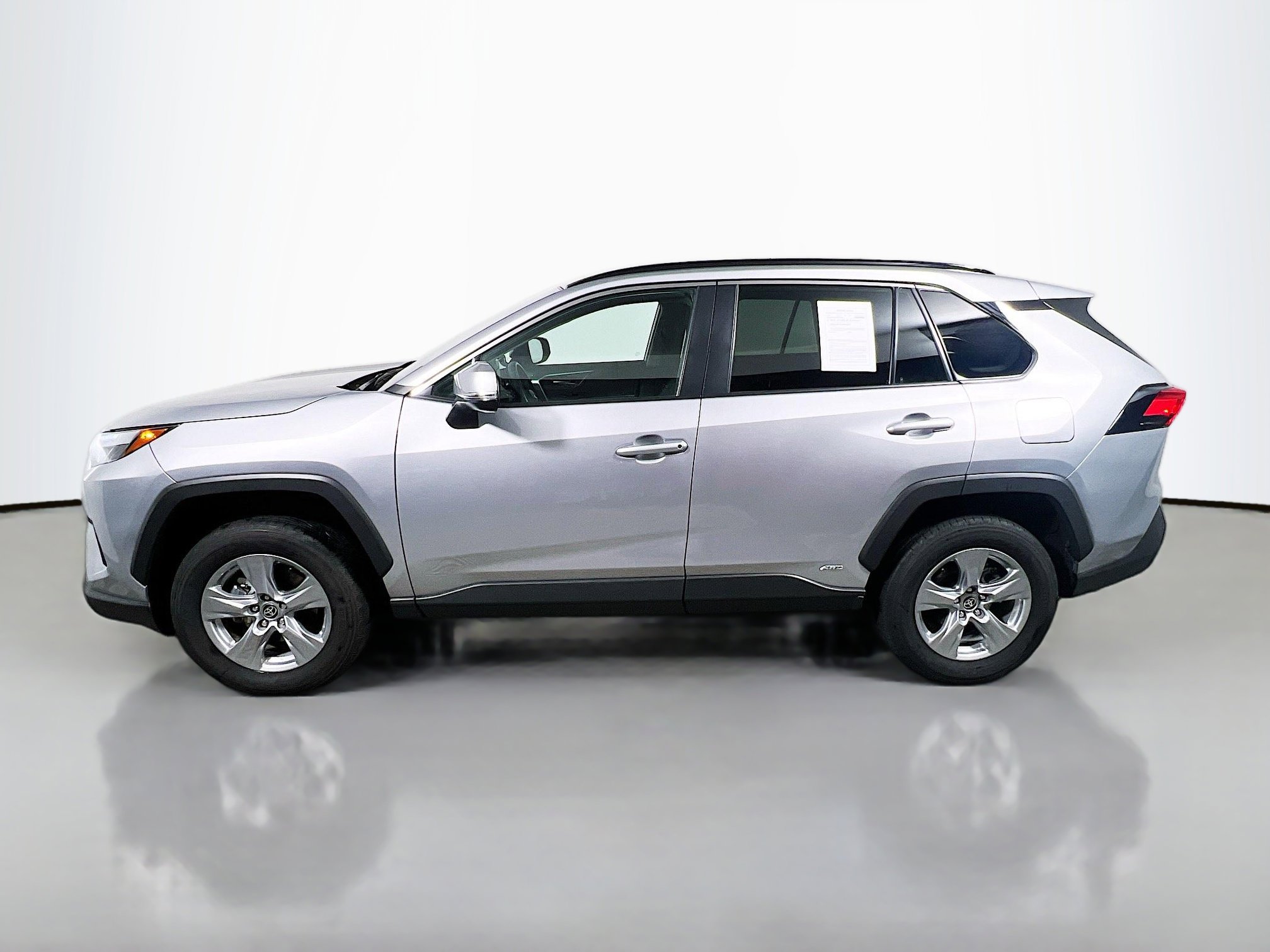 Used 2025 Toyota RAV4 XLE AWD/4WD image 9