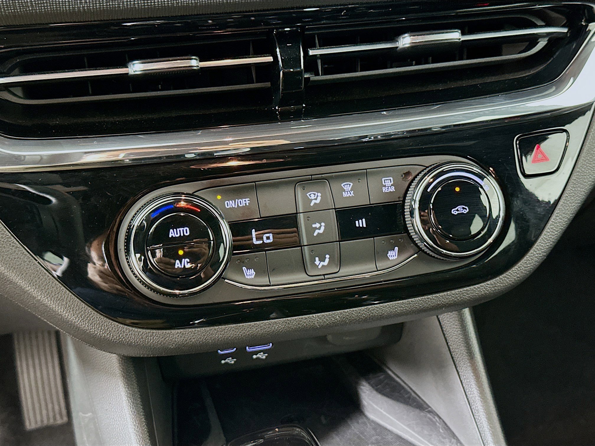 Used 2025 Buick Envista Sport Touring w/ Convenience I Package FWD image 22