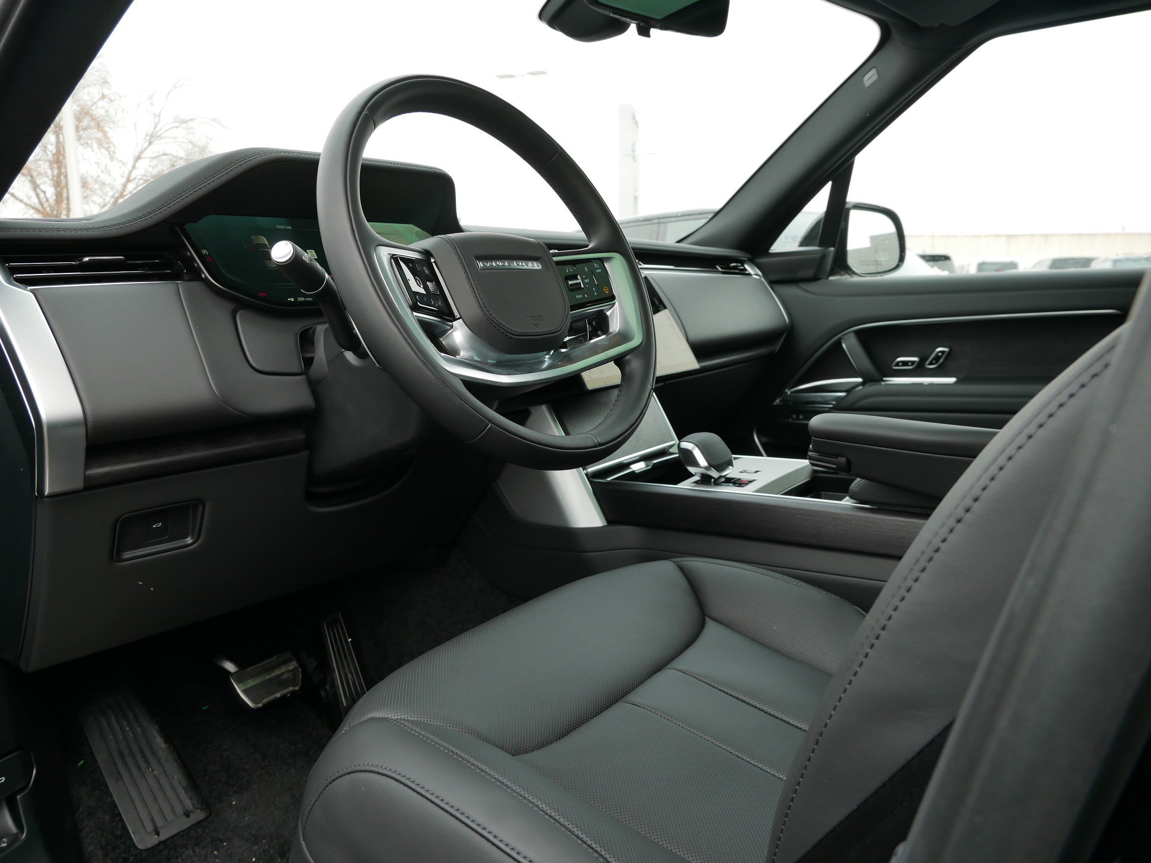 New 2025 Land Rover Range Rover SE image 3