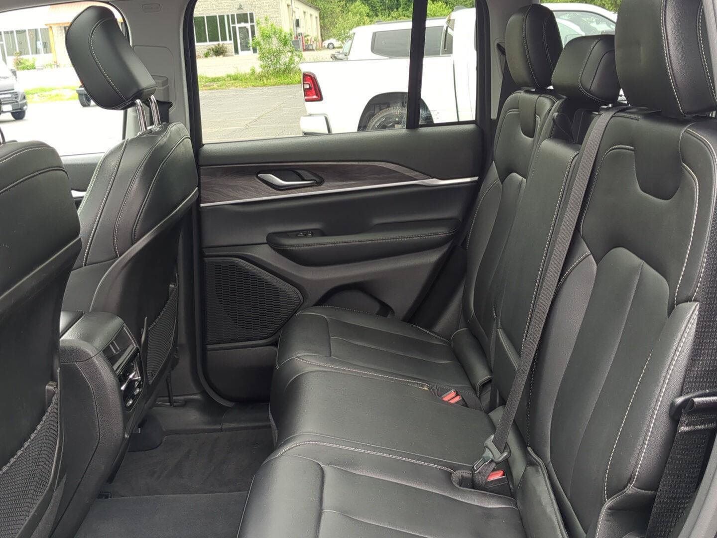 Used 2023 Jeep Grand Cherokee Limited AWD/4WD image 9