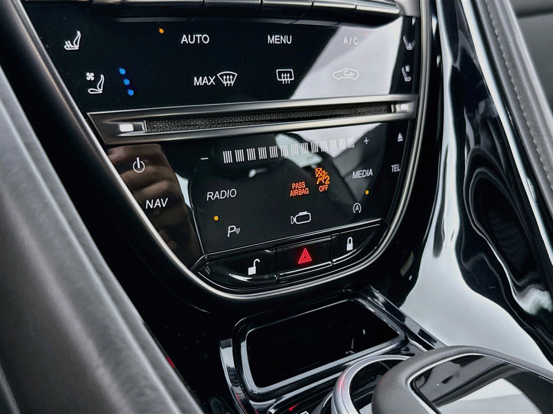 Used 2020 Aston Martin DB11 Coupe RWD image 23