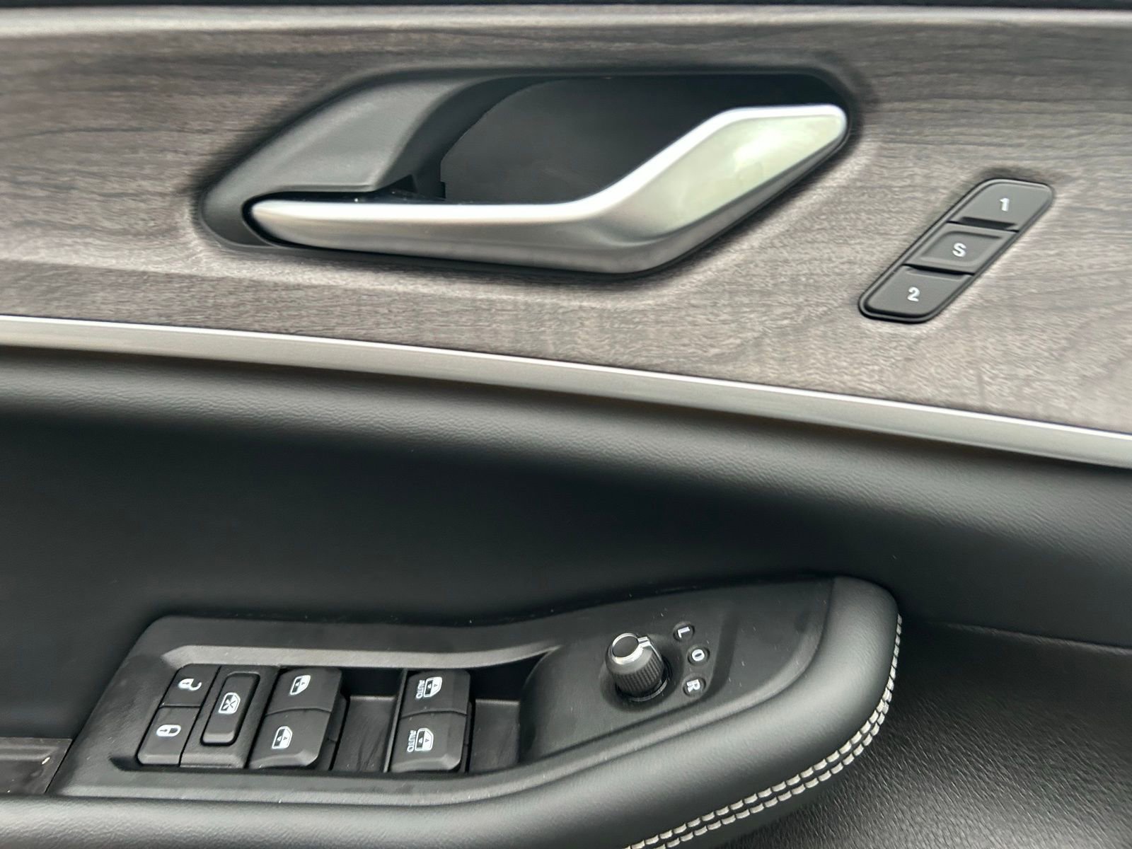 Certified 2023 Jeep Grand Cherokee L Limited image 11