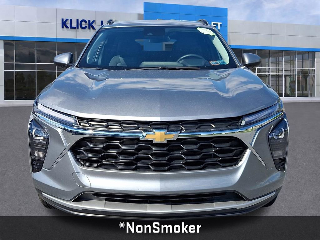 Used 2025 Chevrolet Trax LT w/ LT Convenience Package FWD image 2