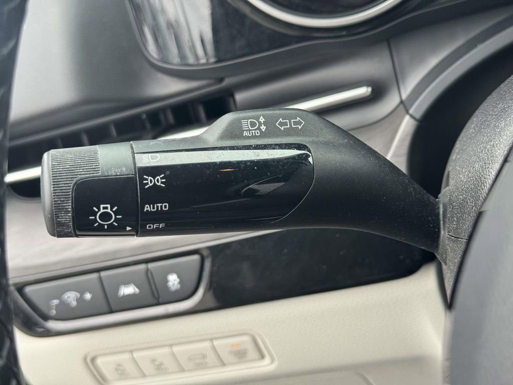 Used 2023 Kia Carnival EX image 22