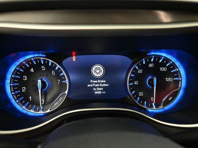 Used 2025 Chrysler Pacifica Select image 11