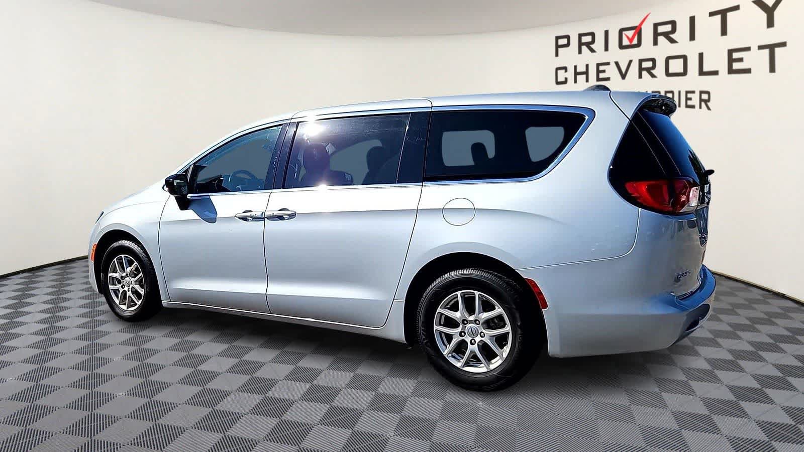 Used 2024 Chrysler Voyager LX FWD image 6
