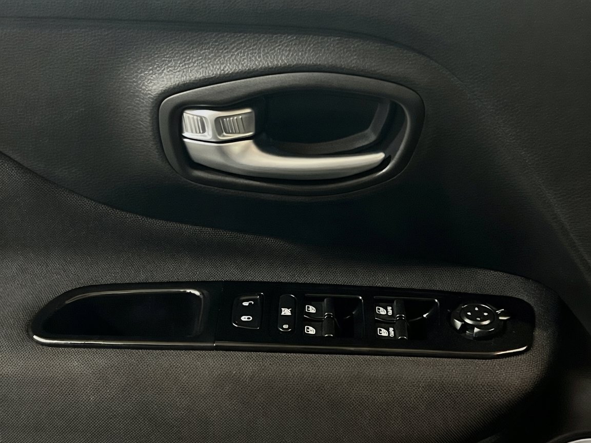 Used 2021 Jeep Renegade Latitude FWD image 14
