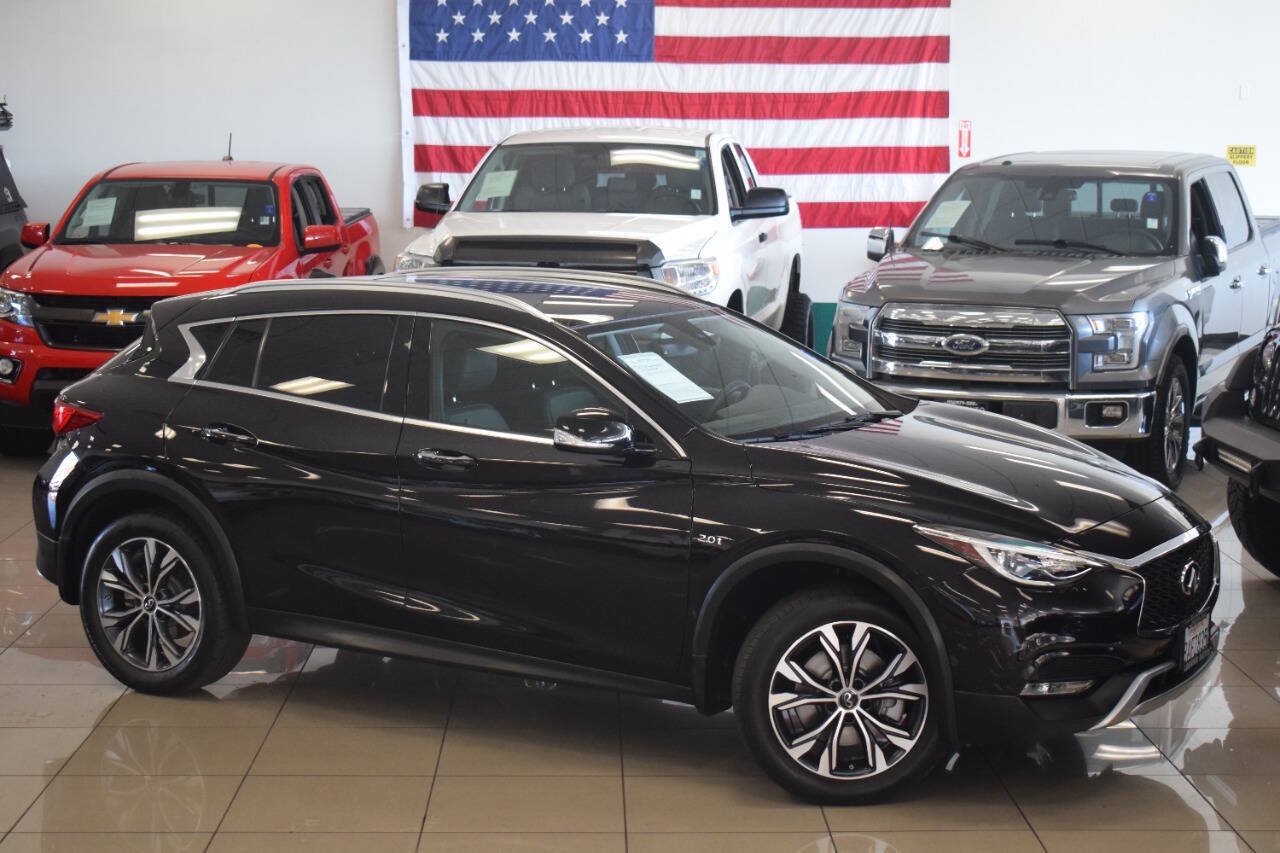 Used 2018 INFINITI QX30 Premium w/ Navigation Package AWD/4WD image 3