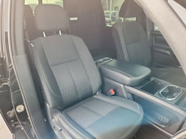 Used 2018 Nissan Titan SV w/ SV Convenience Package image 14