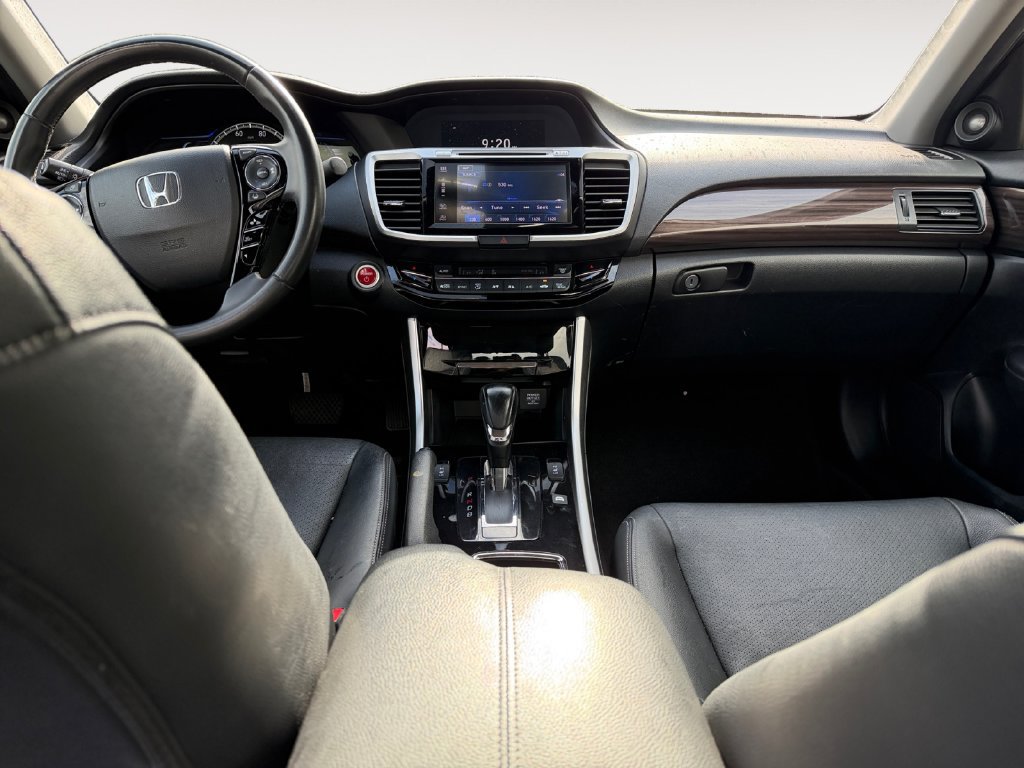 Used 2017 Honda Accord Touring image 11