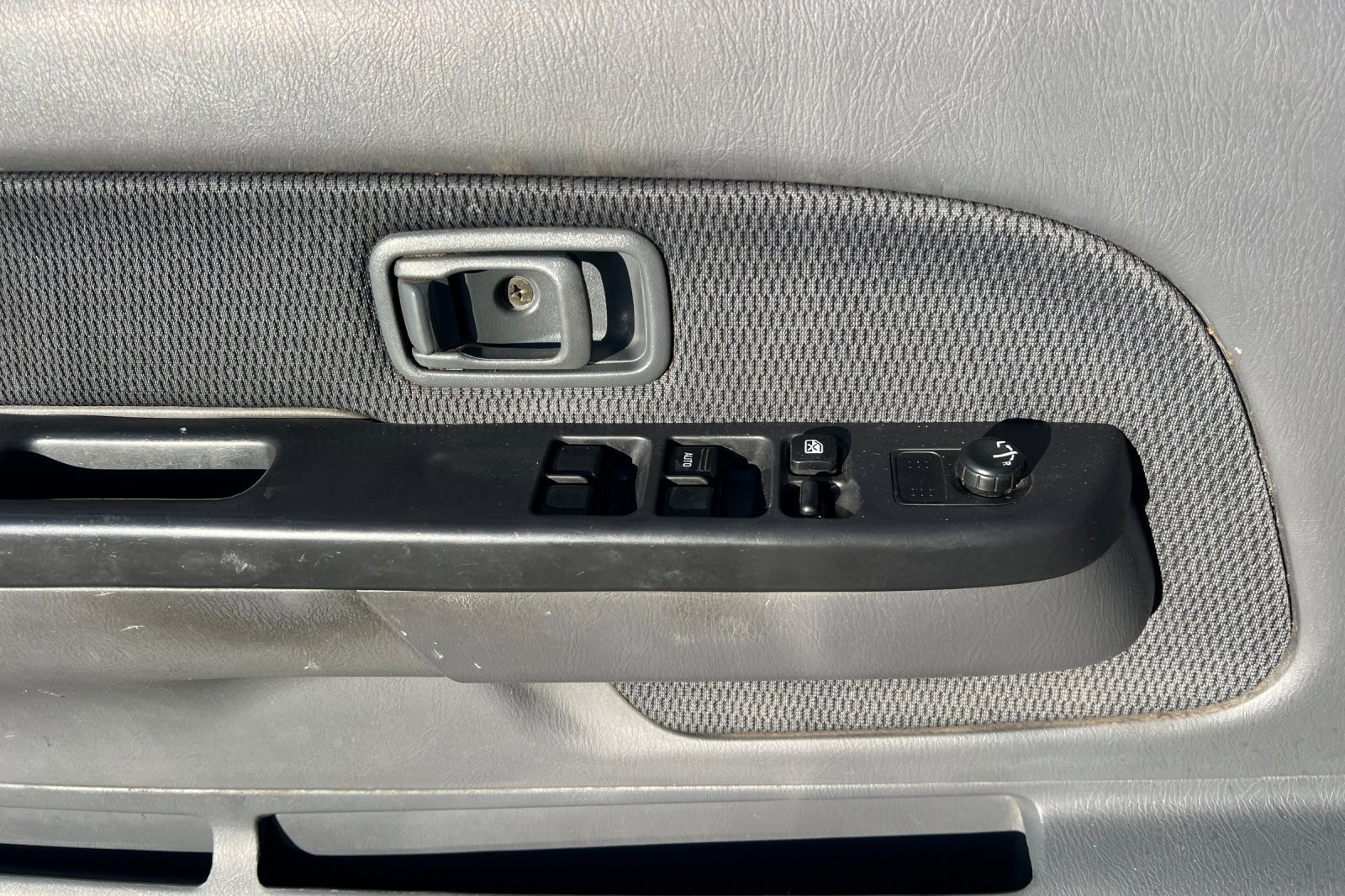 Used 2002 Nissan Frontier XE image 8