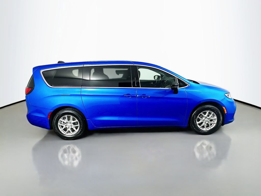 New 2026 Chrysler Pacifica Select image 8