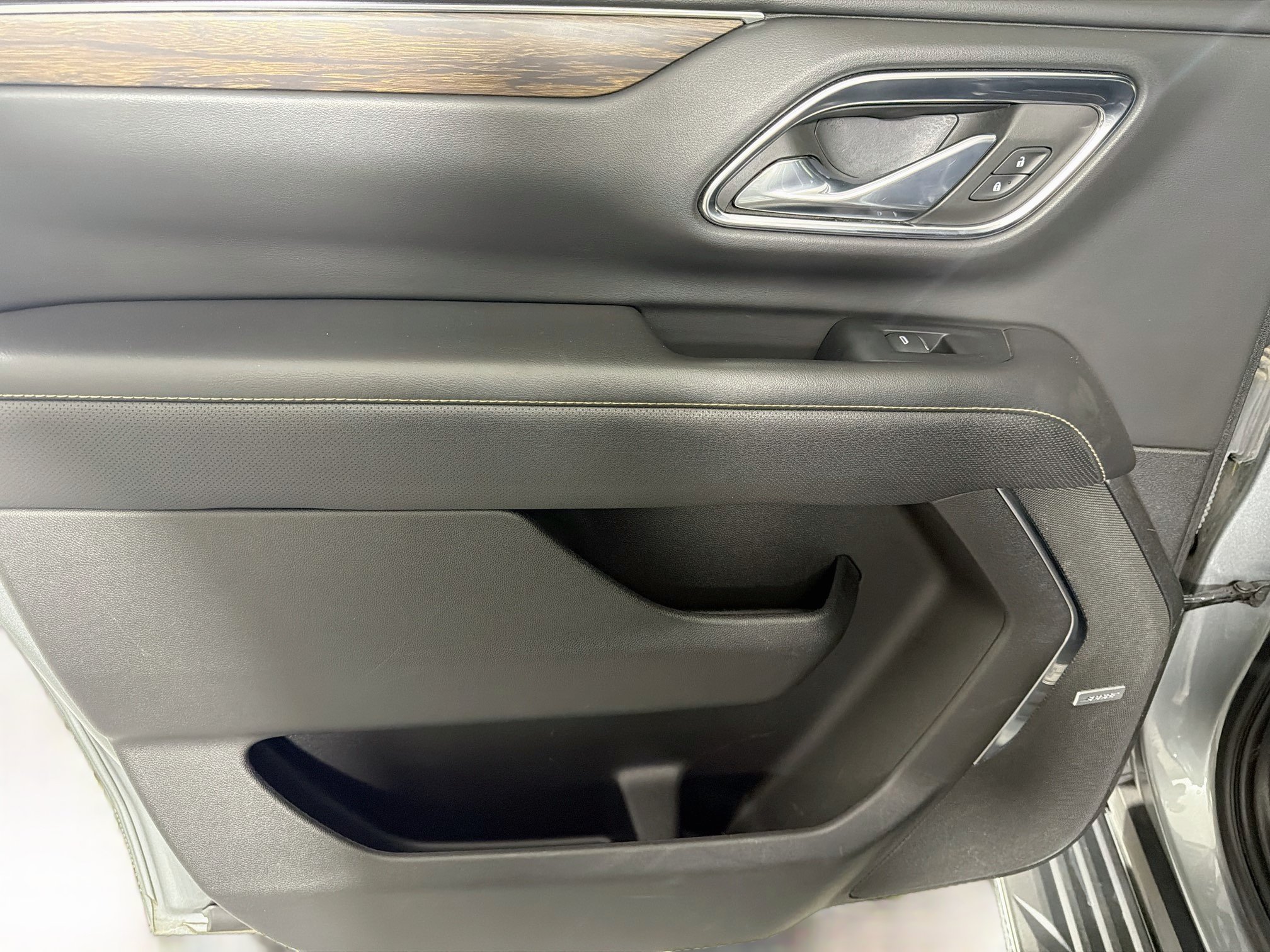 Used 2023 Chevrolet Suburban Premier RWD image 25