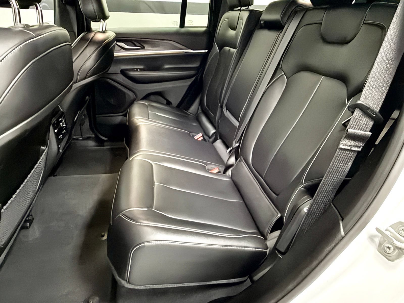 Used 2024 Jeep Grand Cherokee Limited RWD image 36
