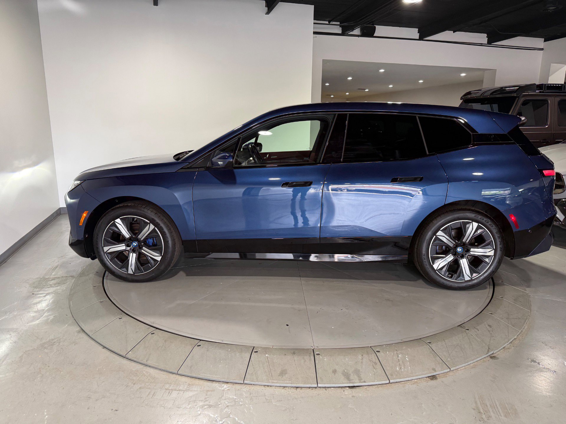 Used 2023 BMW iX xDrive50 w/ Sport Package AWD/4WD image 8