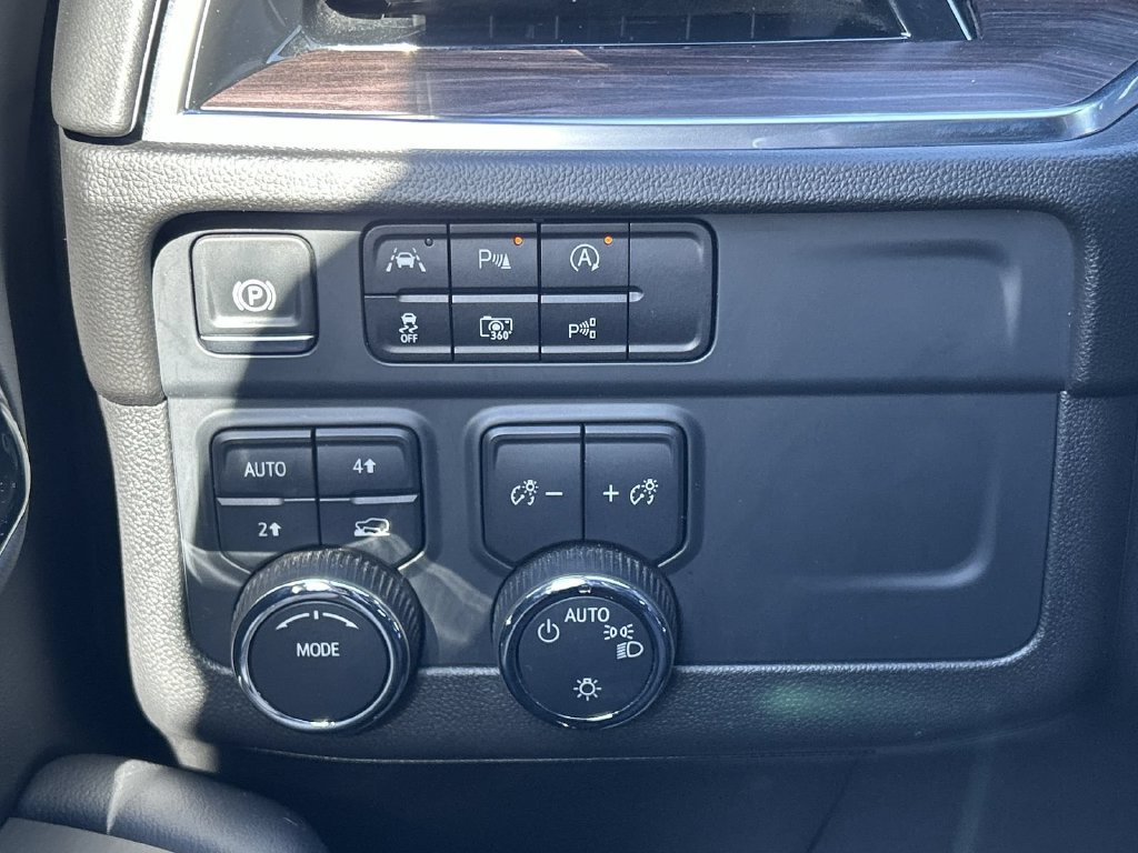 Certified 2025 Chevrolet Suburban LT AWD/4WD image 15