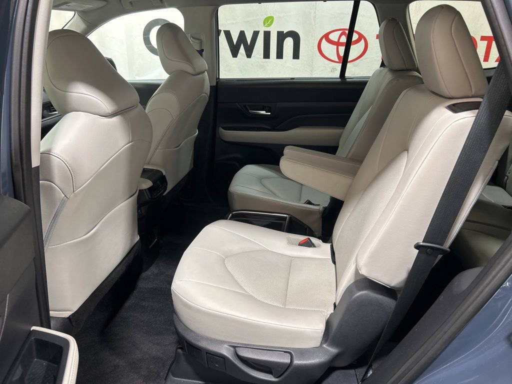 Used 2025 Toyota Grand Highlander AWD image 24