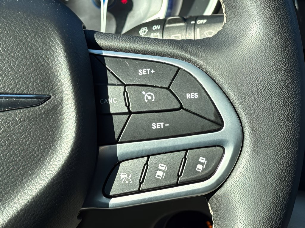 Used 2023 Chrysler Pacifica Touring-L FWD image 17