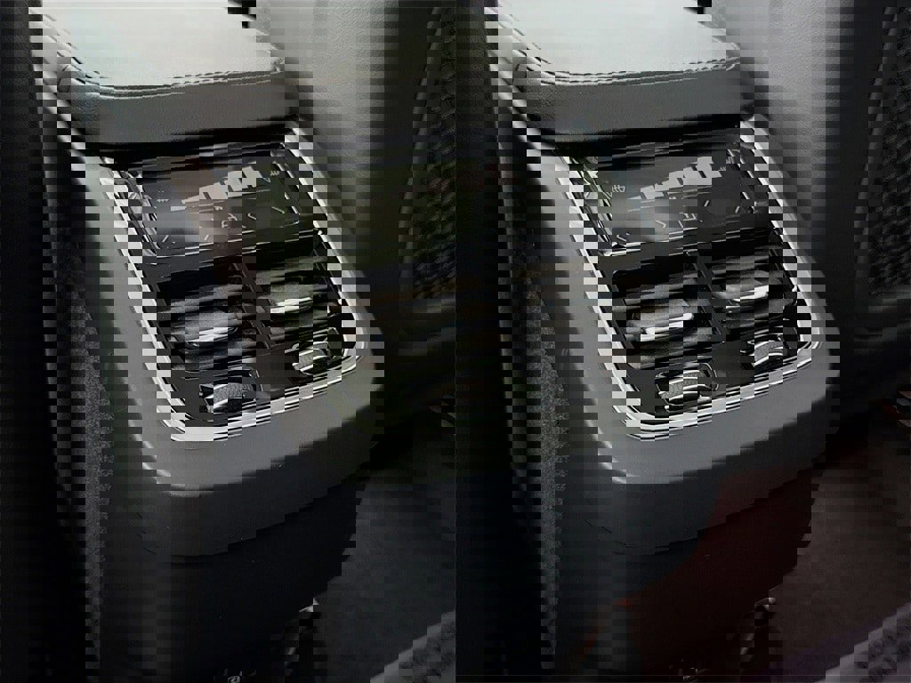 Certified 2025 Volvo XC90 B6 Plus image 26