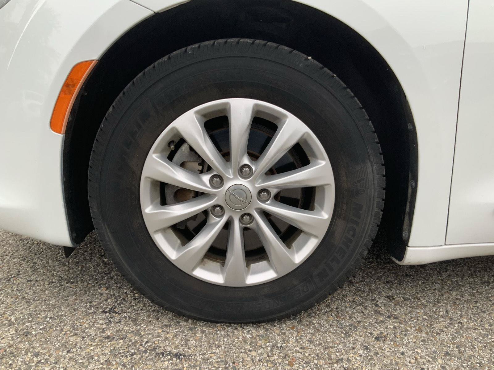 Used 2017 Chrysler Pacifica Touring-L FWD image 14