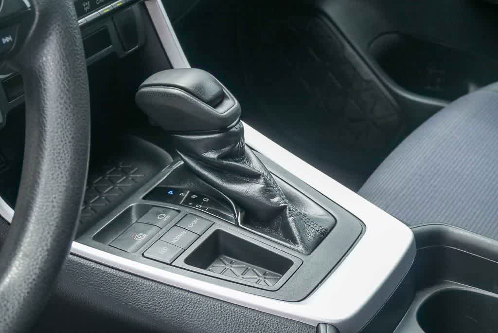 Used 2019 Toyota RAV4 LE FWD image 18