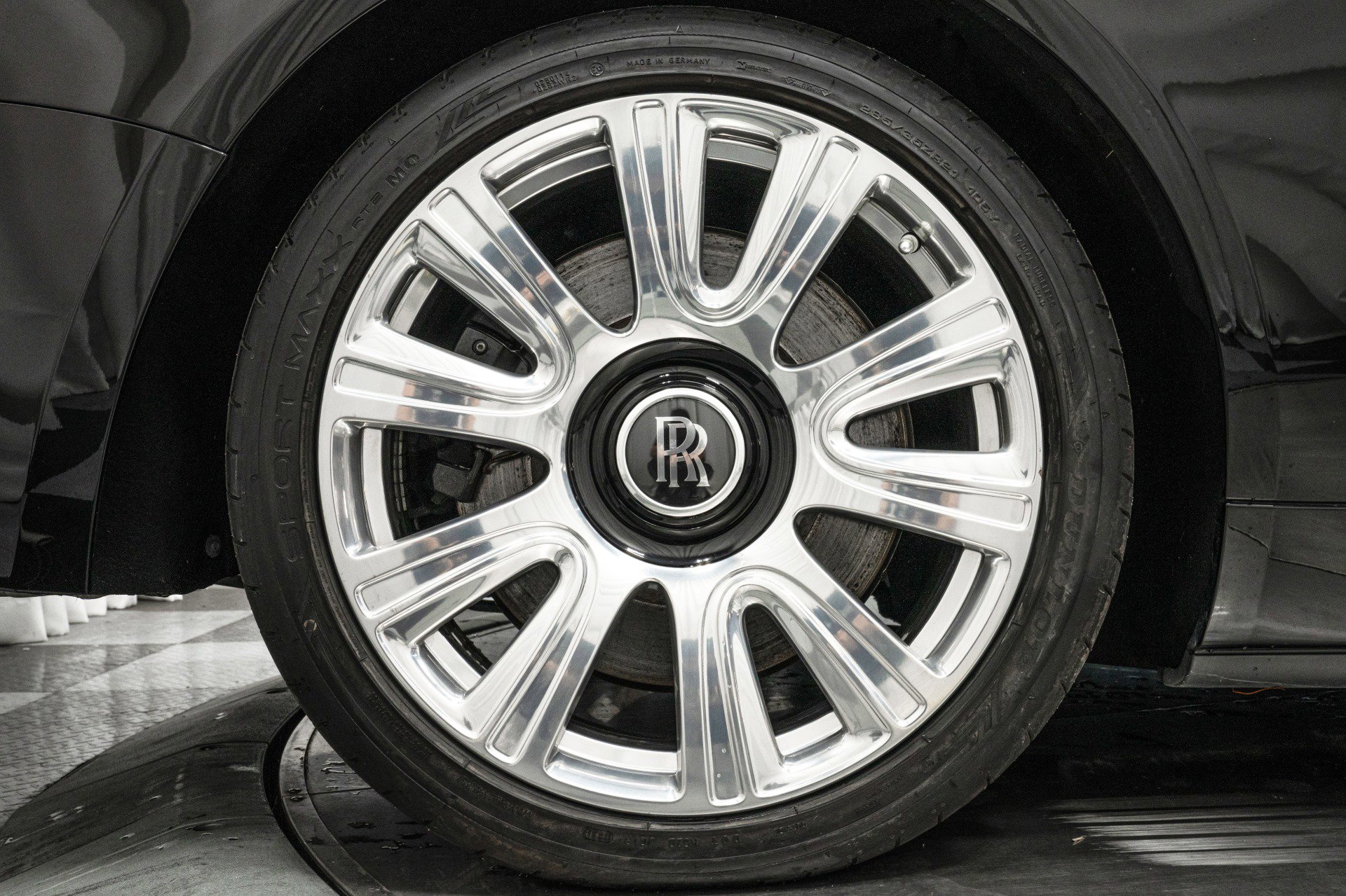 Used 2017 Rolls-Royce Dawn image 36
