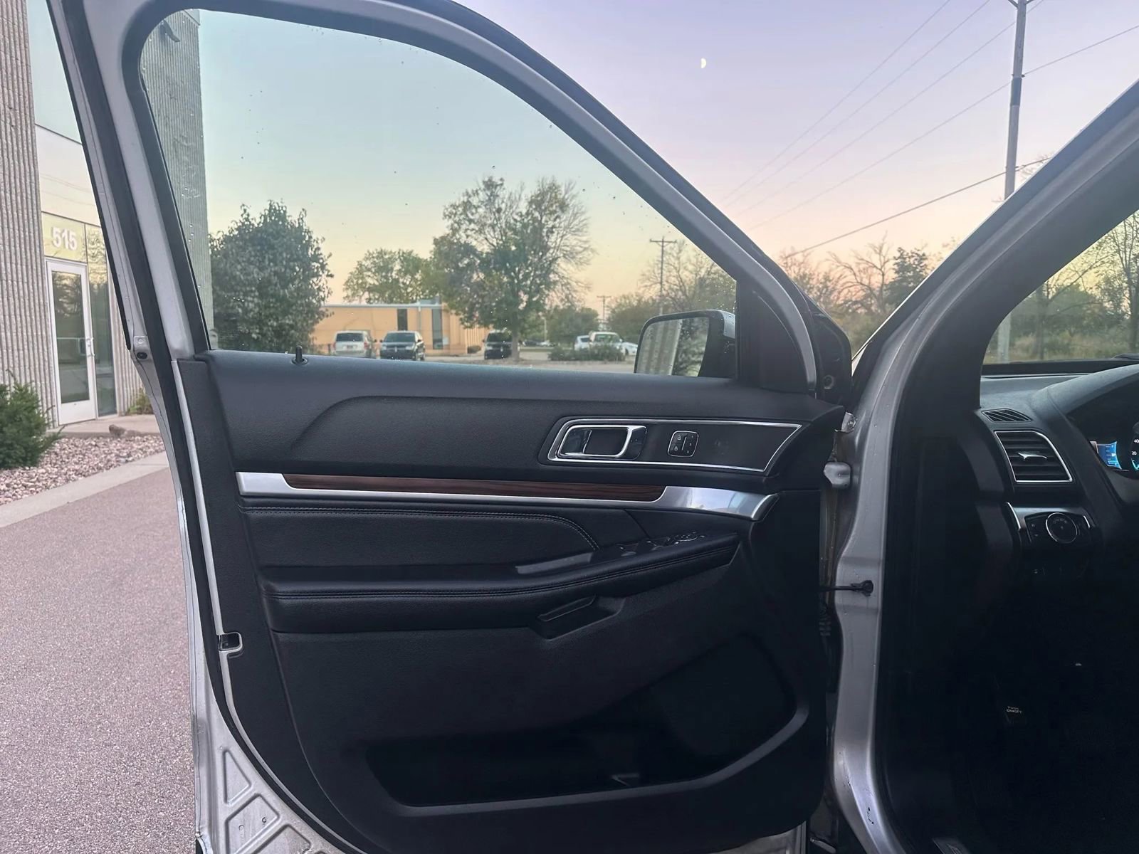 Used 2018 Ford Explorer Limited w/ Equipment Group 301A image 9