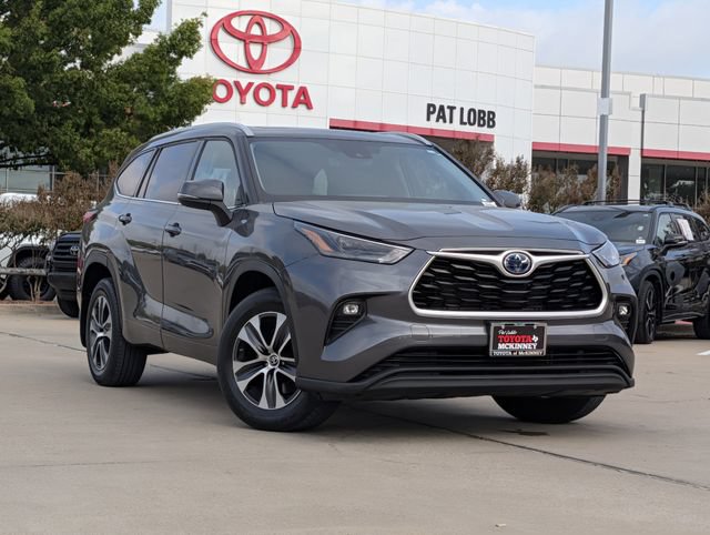 Used 2022 Toyota Highlander XLE AWD/4WD image 2