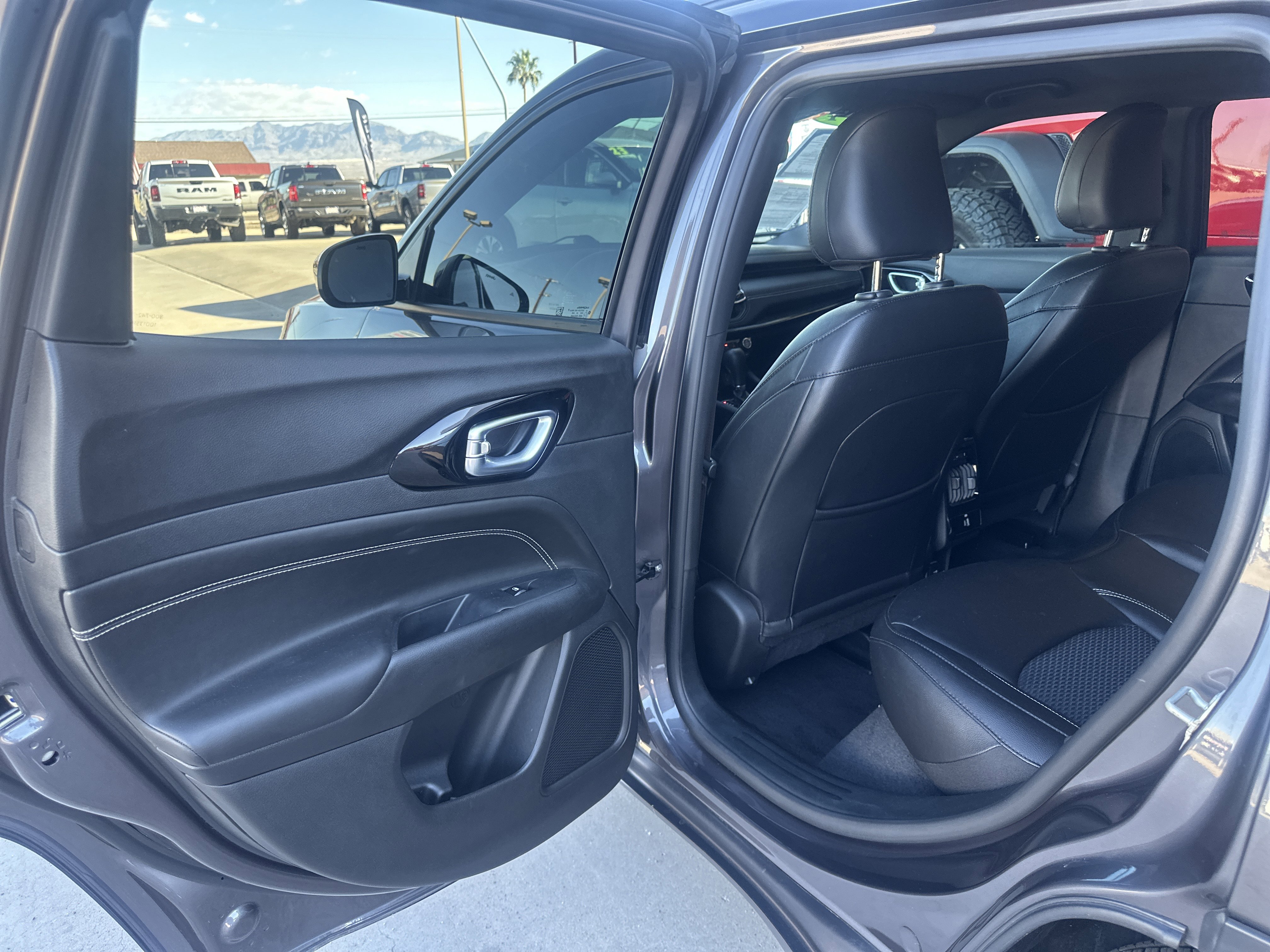 Used 2024 Jeep Compass Latitude w/ Convenience Group image 9