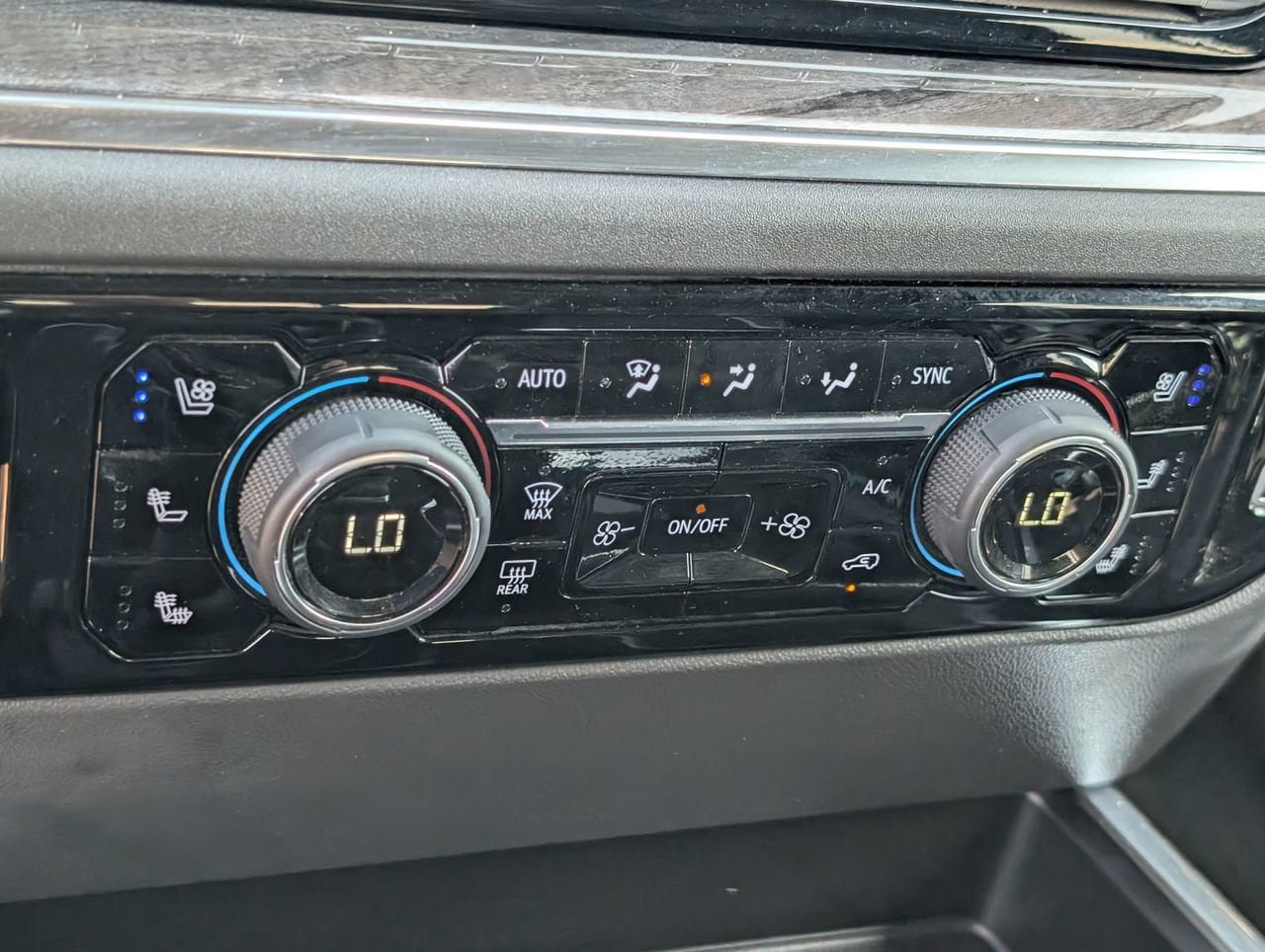 Used 2025 Chevrolet Silverado 1500 LTZ AWD/4WD image 16