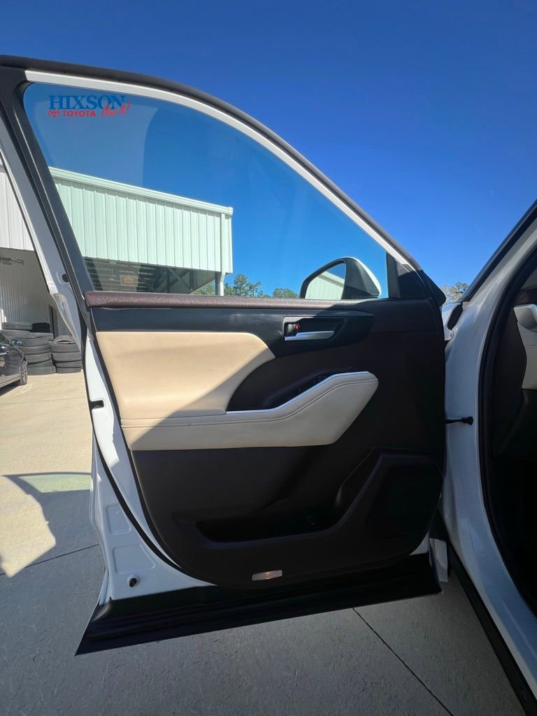 Used 2020 Toyota Highlander XLE image 9