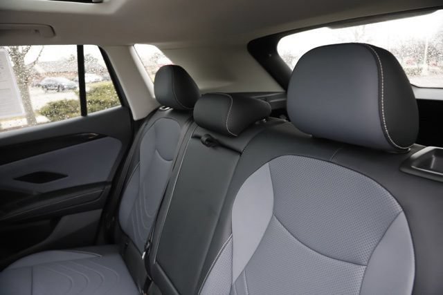 Used 2025 Volkswagen Tiguan SE w/ Panoramic Sunroof Package AWD/4WD image 17