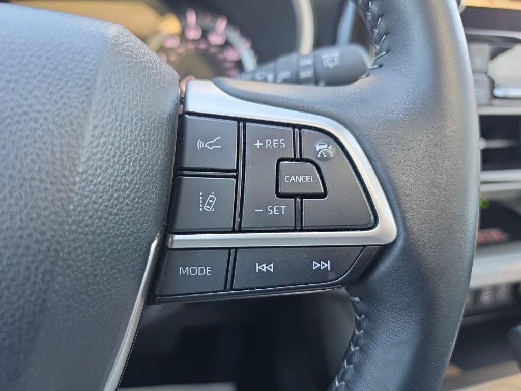 Used 2025 Toyota Highlander XLE AWD/4WD image 18