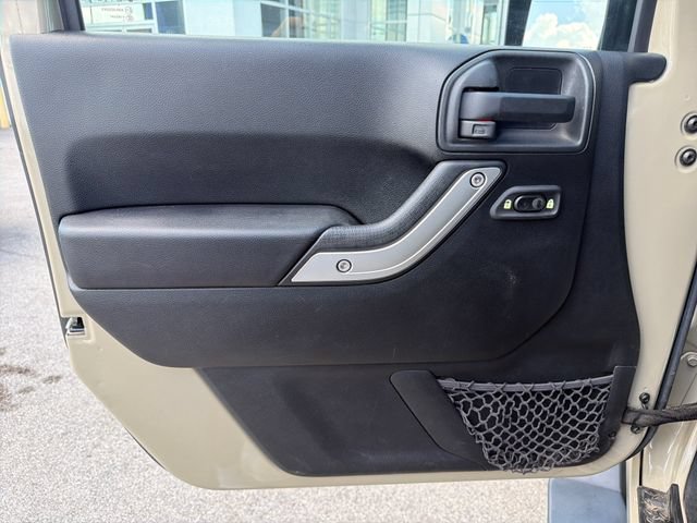 Used 2017 Jeep Wrangler Unlimited Sahara w/ Connectivity Group AWD/4WD image 9