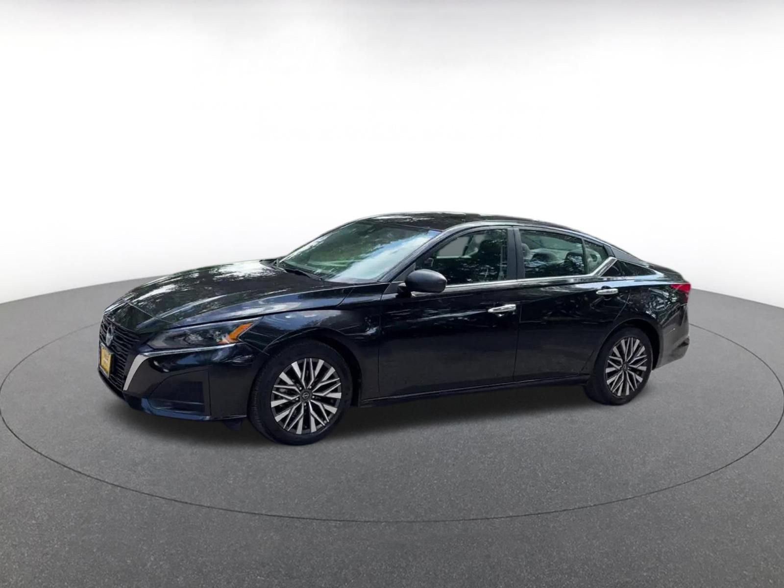 Used 2025 Nissan Altima 2.5 SV FWD image 12
