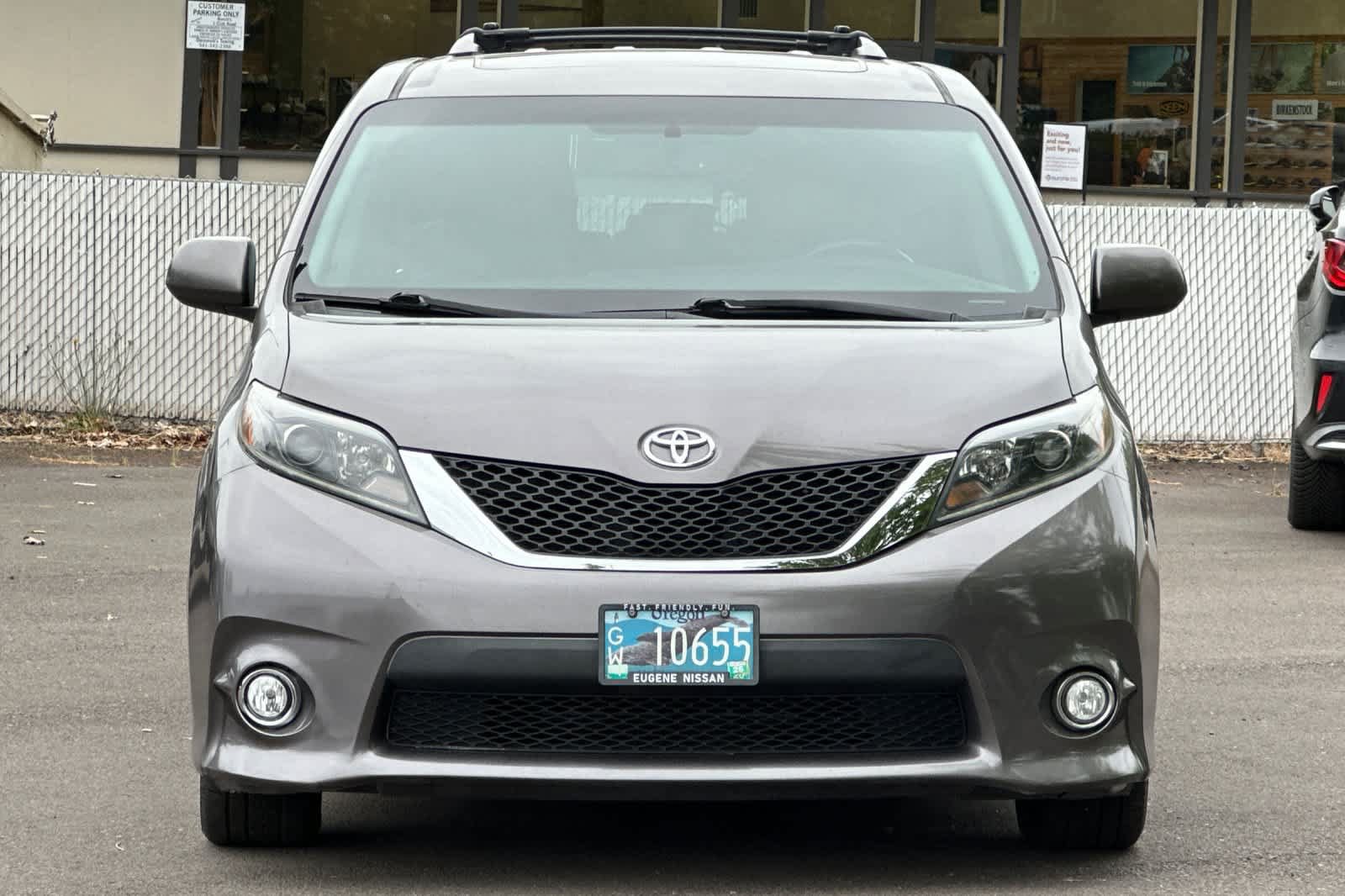 Used 2015 Toyota Sienna SE w/ SE Preferred Package FWD image 10