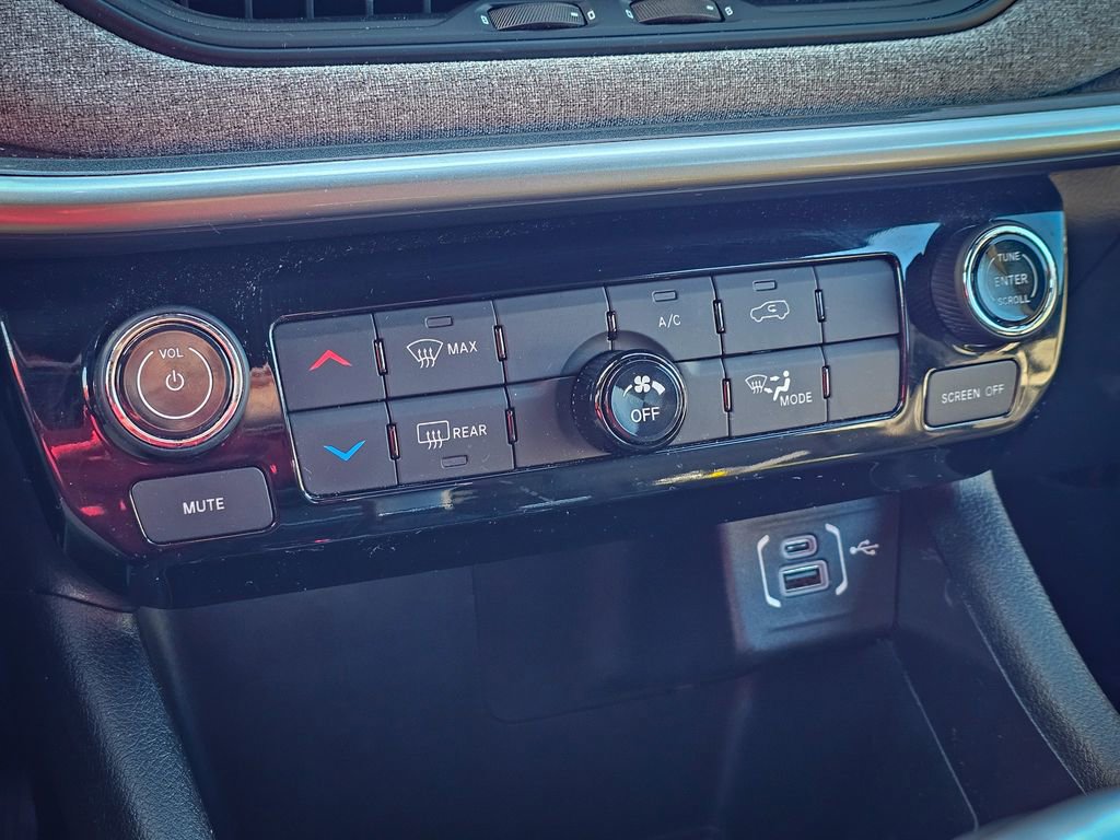 Used 2024 Jeep Compass Latitude image 24