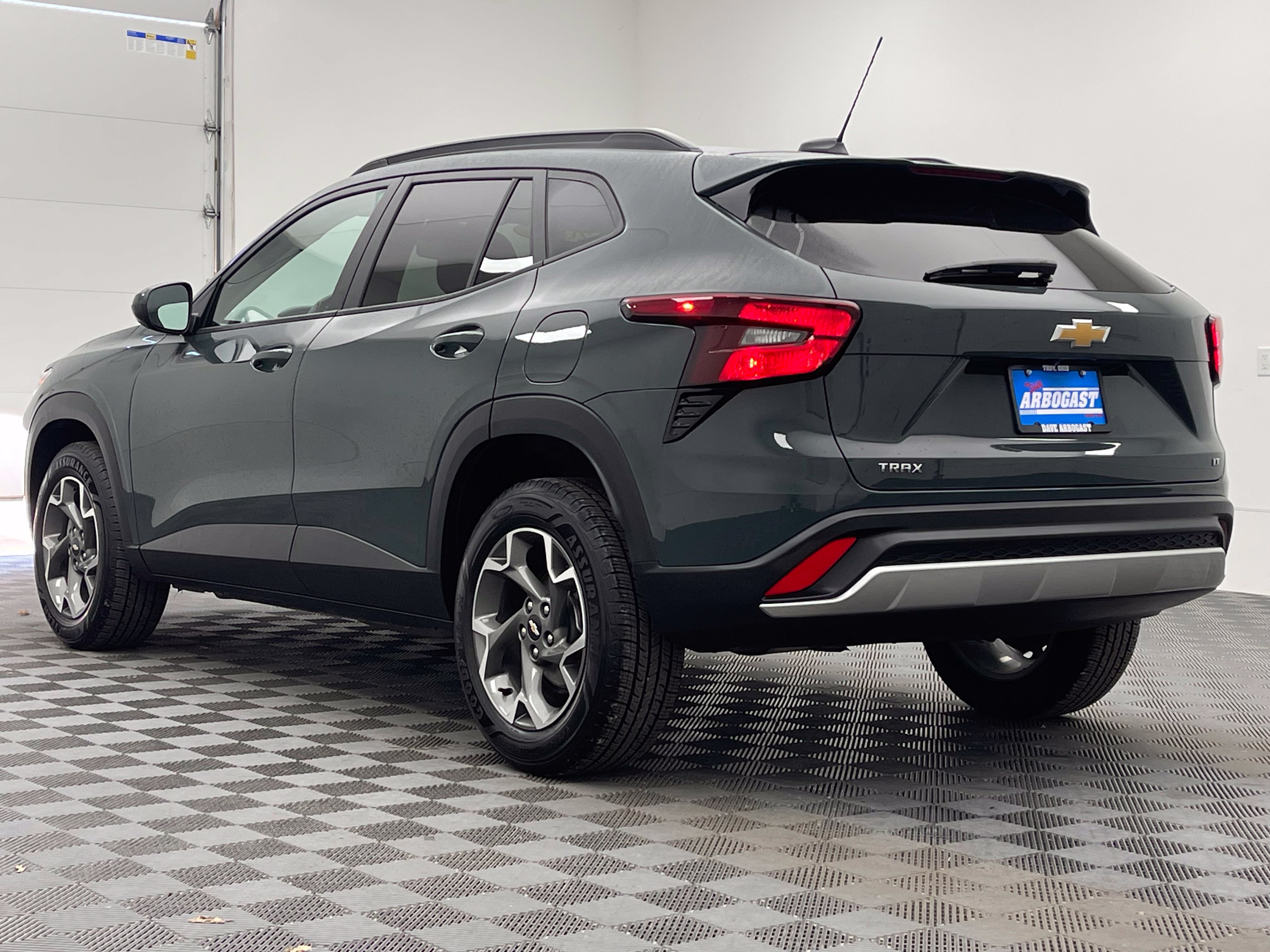 Used 2025 Chevrolet Trax LT FWD image 9