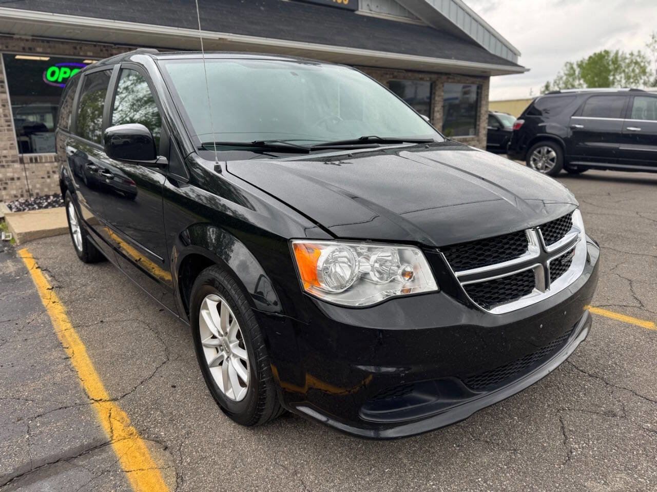 Used 2016 Dodge Grand Caravan SXT w/ Rear Park Assist Package