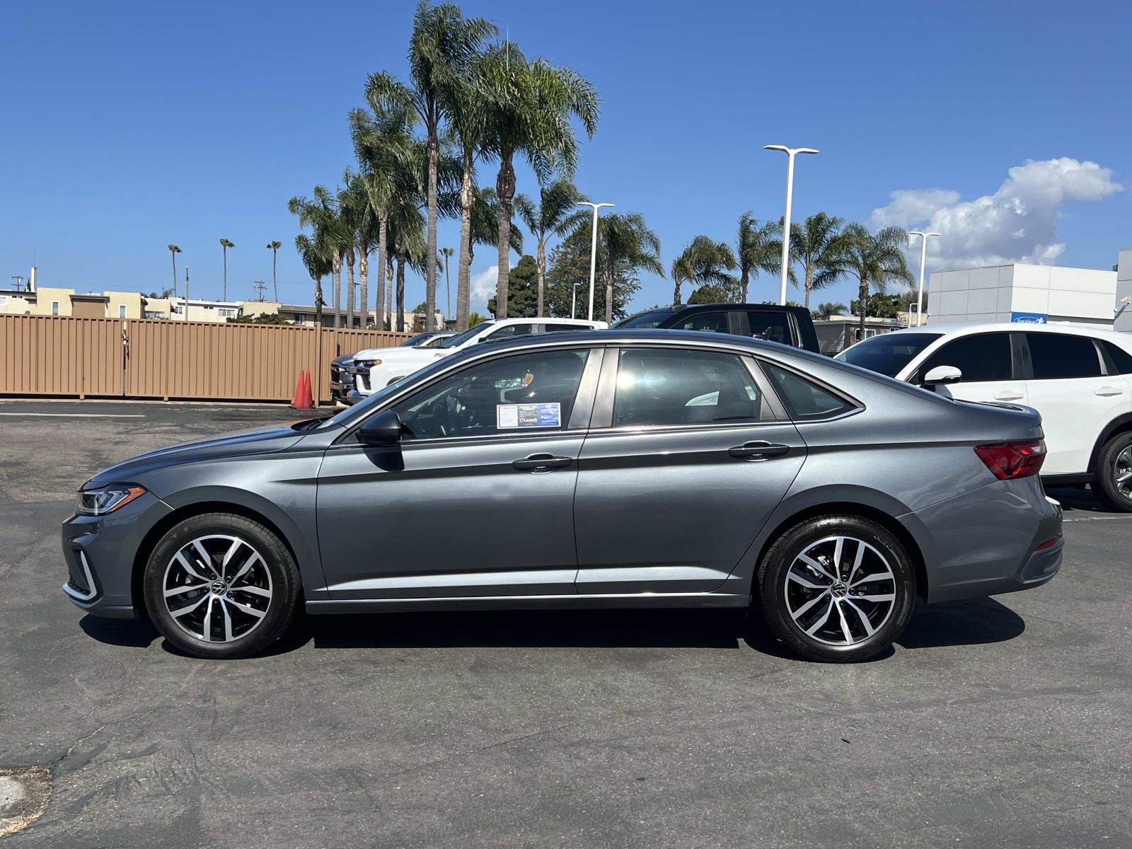 Used 2025 Volkswagen Jetta SE FWD image 2